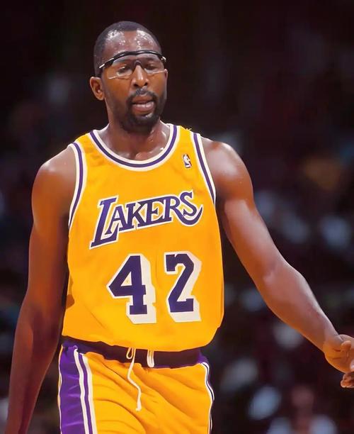 湖人队史退役的球衣