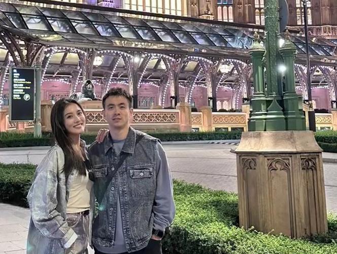 赵继伟晒与女友合照秀恩爱