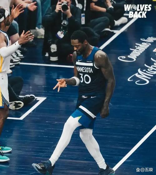 兰德尔可以打中锋吗