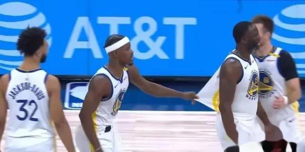 看郭艾伦和库里肌肉对比