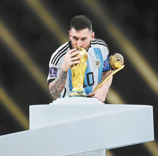 梅西看着世界杯奖杯