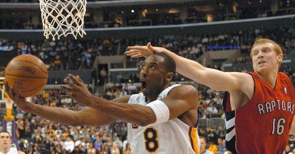 科比拿下81分的比赛是在哪一年