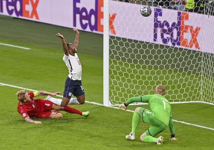 斯特林踢左路还是右路