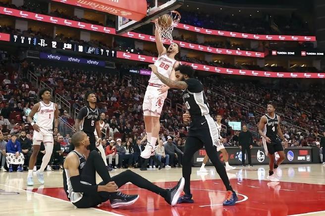 火箭队vs马刺队5月2号比赛