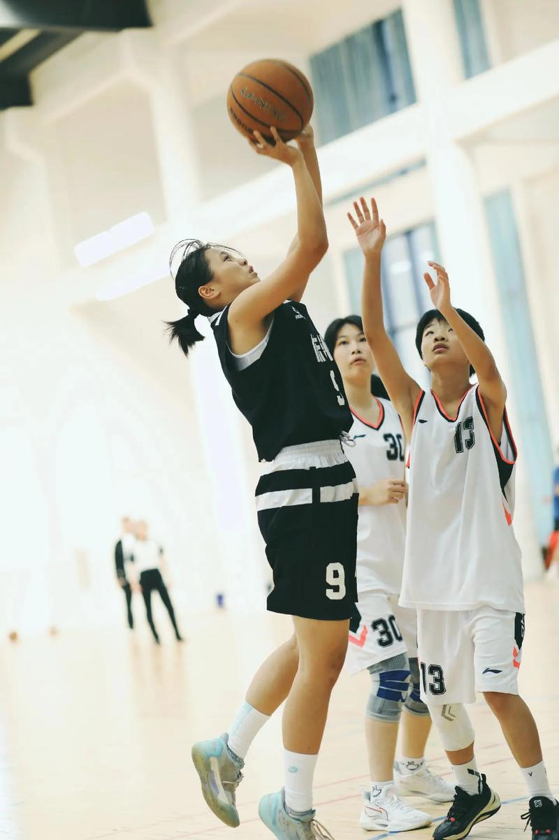 女生篮球服里面穿啥