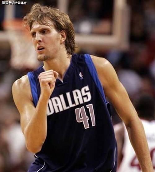 篮球里大前锋是干什么的呢