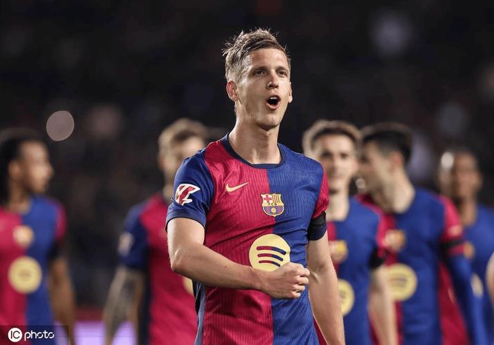 奥尔莫踢什么位置