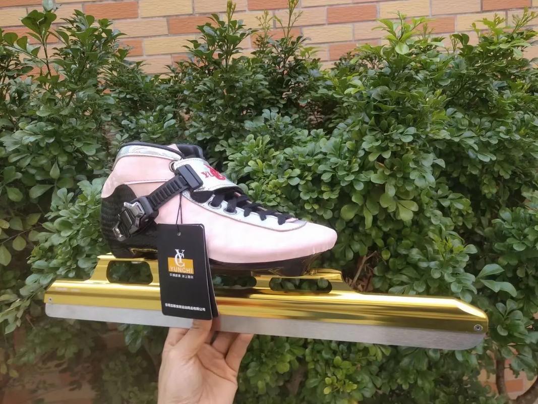 花样滑冰鞋子是真刀吗