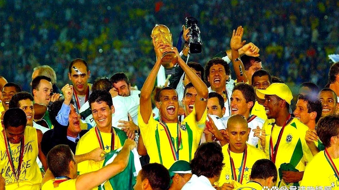 2002年世界杯，那支让世界疯狂的巴西队，冠军就是他们！