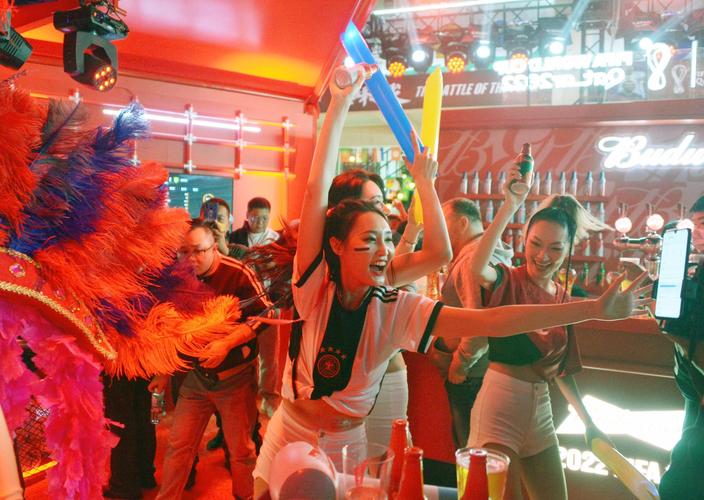 6月9日，2006年世界杯激情开赛！午夜时分，球场盛宴即将上演！