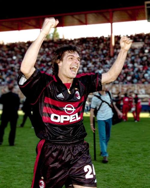 10号传奇，AC米兰的骄傲：致敬红黑战衣下的灵魂